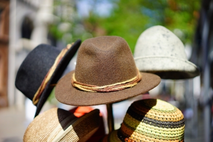 Cómo limpiar un sombrero de fieltro